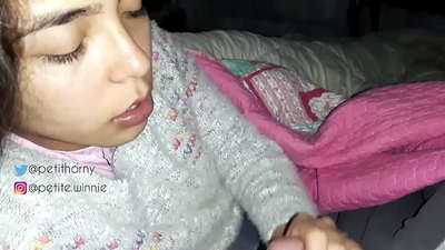 నేను నా భర్త పోగుచేసిన పాలను మింగుతున్నాను - కమ్తో నాలుక చూపిస్తున్నాను